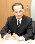 足立氏