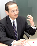 足立氏