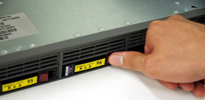 オレンジ色のボタンを押しながらレバーを手前に引くことでHDDを取りはずしすることができる