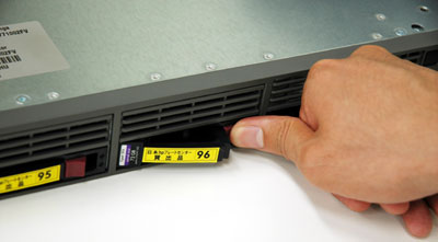 オレンジ色のボタンを押しながらレバーを手前に引くことでHDDを取りはずしすることができる