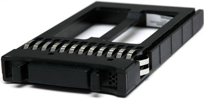 ドライブが入っていないドライブベイは、このようなモックがおさめられている