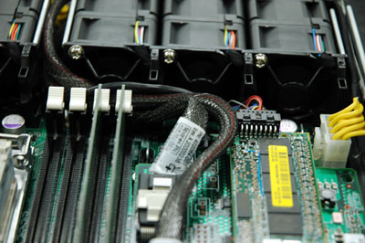 ケーブルはファンの背後を回ってドライブベイにつながっている。