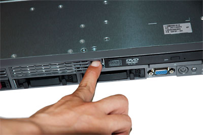 ドライブの取り外しは、横にあるボタンを押しこむと、ユニットが手前にせりだしてくる