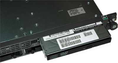 ドライブの取り外しは、横にあるボタンを押しこむと、ユニットが手前にせりだしてくる