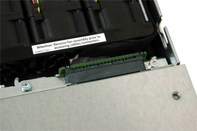 ドライブを接続するカードは筺体のフレームに取り付けられている