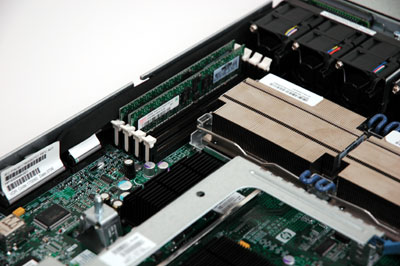 メモリスロットは4つずつ、メインボードの左右に配置されている