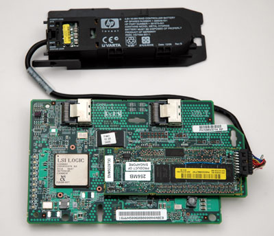 メモリカードはバッテリに接続されてバックアップされている