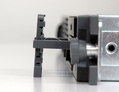 Systems Insight Displayは引き出しても上下に干渉しないサイズだ