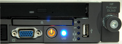 電源スイッチは通電時はオレンジ、スタンバイ時は緑に光る。青色に光っているのがUIDインジケータ