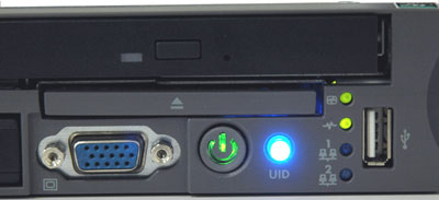 電源スイッチは通電時はオレンジ、スタンバイ時は緑に光る。青色に光っているのがUIDインジケータ