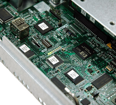 ロジックボード上には稼働状態を示すステータスLEDが8ビット分ならんでいる。