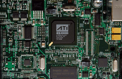 グラフィックコントローラはATI ES2000を搭載