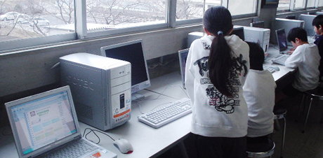 大薮小学校でLinux PCを活用している様子
