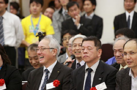 大会を見守る特別審査委員