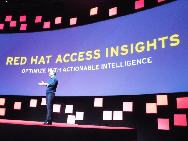 ステージでAccess Insightsについてプレゼンを行うビルピーター氏。