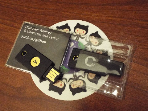 GitHub特性のデザインのYubikey。下に見えるのは会場で配られていたOctoCatのシール