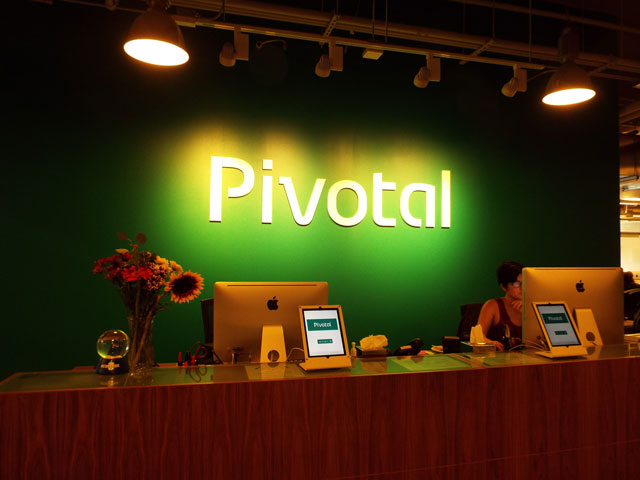 Pivotal Labのレセプション。コーポレートカラーの緑色