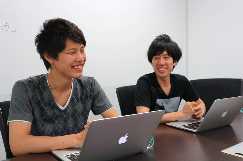 新卒の青山氏(左)と経験豊富な山本氏(右)