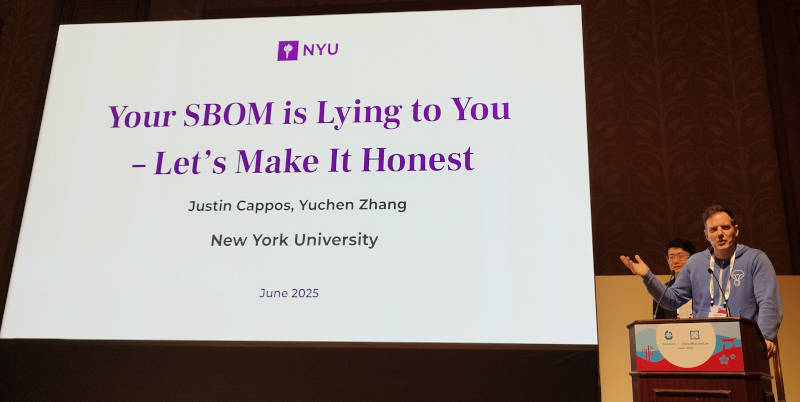 プレゼンターのJustin Cappos氏。後ろにいるのがYuchen Zhang氏だ