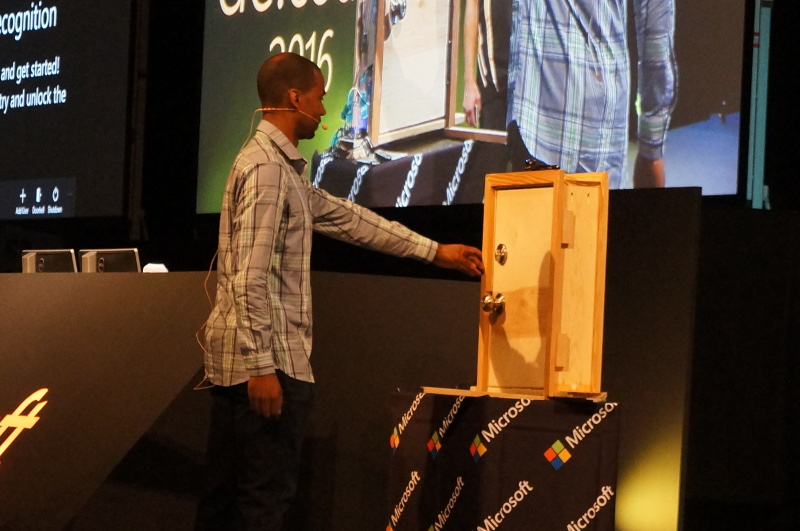 人の顔を画像認識して開錠する「Windows IoT Facial Recognition Door」の実演