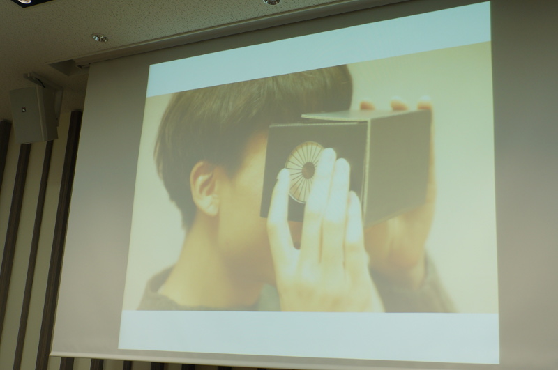 Milbox Touchは、タッチインターフェイス対応のダンボール製ゴーグル
