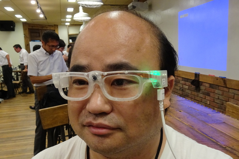 OTON GLASSを装着したところ（モデルは筆者の知人）