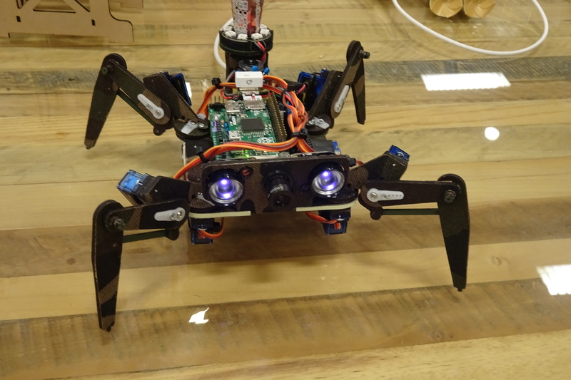 四脚ロボット