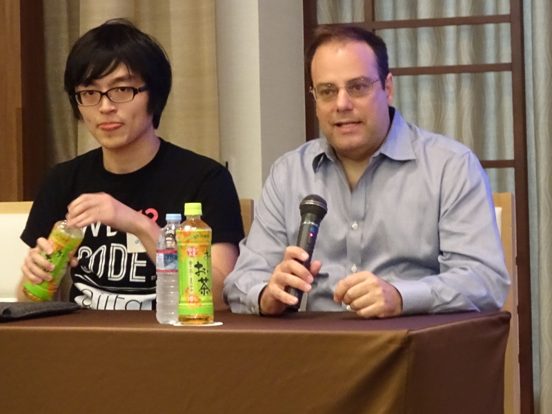 Joel Spolsky氏(右)とQiitaの海野弘成氏(左)